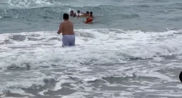 Alanya’da boğulma tehlikesi geçiren tatilciler halatlara takılı can simitleriyle kurtarıldı
