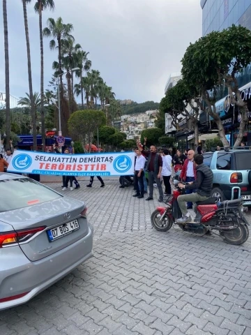 Alanya’da Ekrem İmamoğlu’na pankartlı protesto
