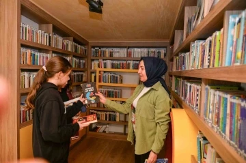 Alanya’da vatandaşlardan toplanan kitaplar çocuklara dağıtılıyor
