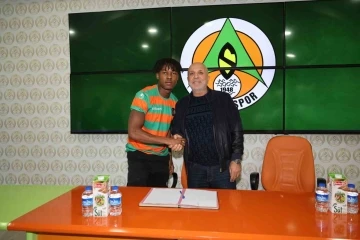 Alanyaspor, Nijeryalı genç futbolcu Akinlosotu ile profesyonel sözleşme imzaladı
