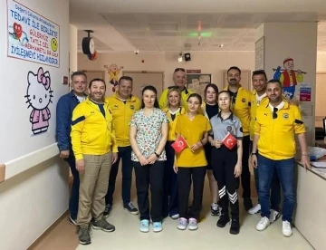 Alaşehir Fenerbahçeliler Derneği’nden hastanedeki çocuklara sürpriz

