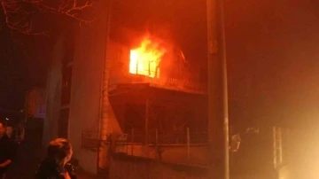Alev alev yanan evlerini gözyaşları içinde çaresizlikle izlediler
