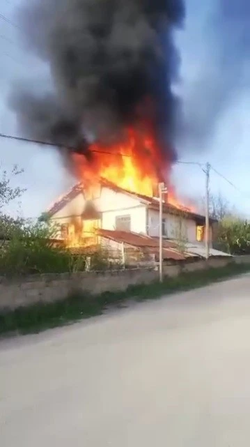 Alevlere teslim olan müstakil ev tamamen yandı
