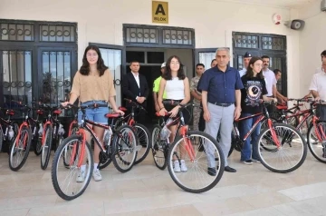 Aliağa’da dereceye giren öğrencilere bisiklet hediyesi

