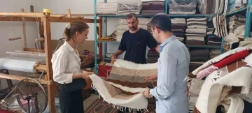 Alman moda tasarımcısı Siirt’in tiftik battaniyesini inceledi
