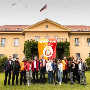 Almanya Büyükelçiliğine Galatasaray bayrağı asıldı
