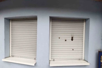 Almanya’da camiye çirkin saldırı: Caminin kapısına gamalı haç çizdiler
