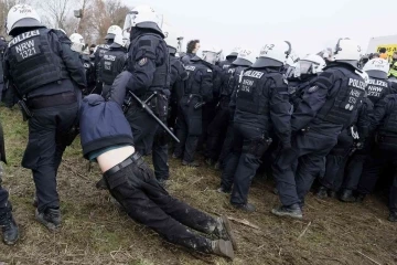 Almanya'da çevrecilerle polis çatıştı