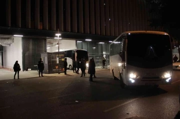 Altay kafilesi, 5 saat sonra  stattan polis otobüsüyle ayrıldı