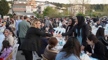 Altınova’da 4 bin kişilik iftar sofrası kuruldu
