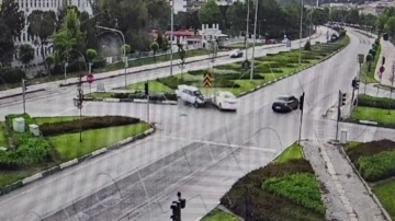 Amasya’da 2 otomobilin kavşakta çarpıştığı kaza kamerada
