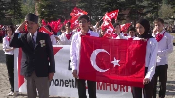 Amasya’da Cumhuriyetin 100. yılında dededen toruna bayrak teslimi
