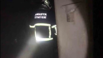 Amasya’da köyde yanan ev alevlere teslim oldu
