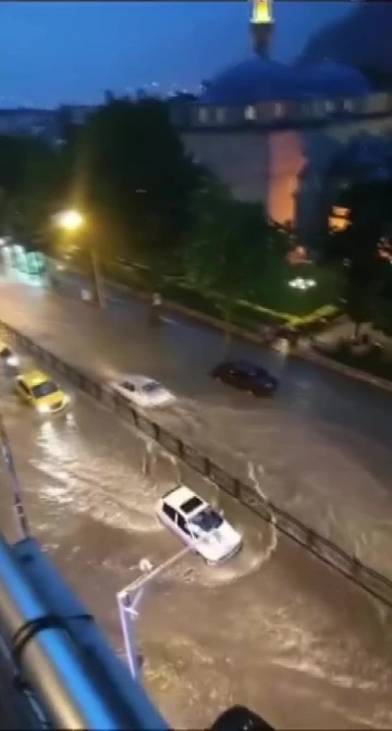 Amasya’da sağanak yağış yolları göle çevirdi
