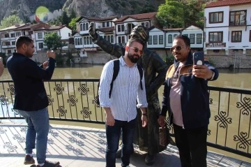 Amasya’da selfieci şehzade heykeline boyalı saldırı
