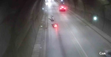 Amasya’da tünelde devrilen motosikletten düşerek metrelerce sürüklendiler, kaza anı kamerada
