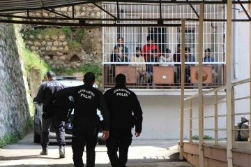 Amasya’da yakalanan 64 kaçak göçmenden 25’i Göç İdaresi Müdürlüğü binasından kaçtı

