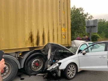 Anadolu Otoyolu’nda otomobil, tıra ok gibi saplandı: 2 yaralı
