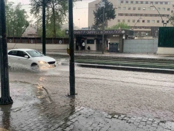 Aniden bastıran sağanak yağış sürücülere zor anlar yaşattı
