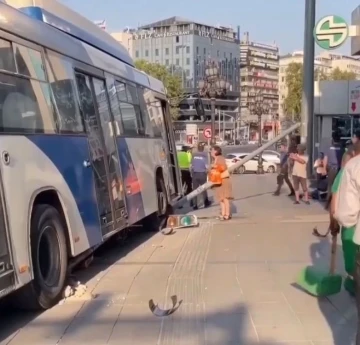 Ankara’da EGO otobüsünün çarptığı direk vatandaşın üzerine düştü
