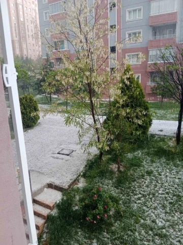 Ankara’da sağanak ve dolu yağışı etkili oldu
