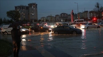 Ankara'da sağanak su baskınlarına neden oldu