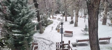 Ankaralılar yeni güne karla uyandı
