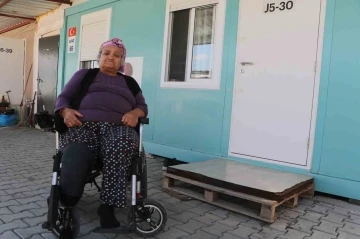 Annesini ve bacağını depremde kaybeden kadın, protez bacağıyla hayata tutundu
