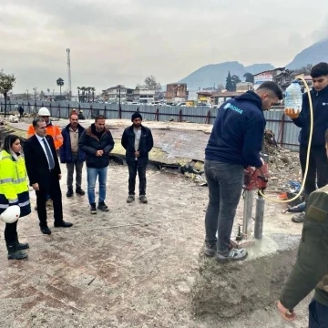 Antakya Kaymakamı Akdaş, depremde yıkılan tarihi meclis binasında yürütülen çalışmaları yerinde inceledi
