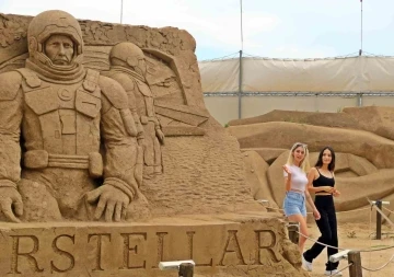 Antalya’da 10 bin ton kum kullanarak 25 heykeltıraş onlarca heykel yaptı

