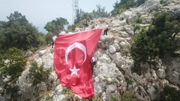 Antalya’da 100 metrelik uçurumda Türk bayrağı astılar
