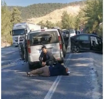 Antalya’da 2 araç çarpıştı: 5 yaralı
