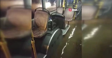 Antalya'da göle dönen yolda halk otobüsünü su bastı