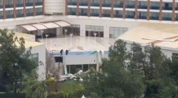 Antalya’da hortum 5 yıldızlı otelin çatı kaplamasını uçurdu
