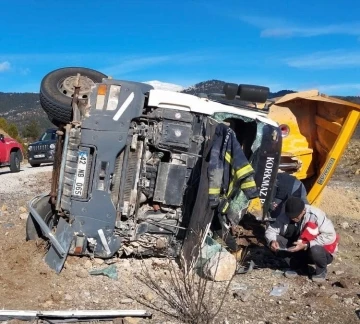 Antalya’da kum yüklü kamyon şarampole devrildi: 1 yaralı
