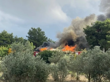Antalya’da ormanlık alana yakın bölgede çıkan ev yangını korkuttu
