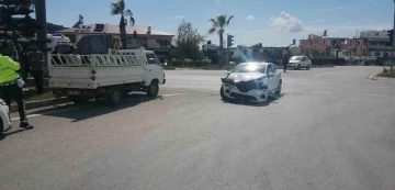 Antalya’da otomobil ile kamyonet çarpıştı: 1 yaralı

