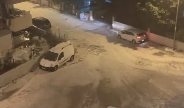 Antalya’da yağan dolu ile sokaklar beyaza büründü