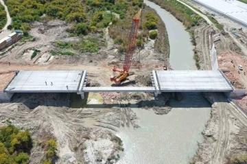 Antalya ile Muğla’yı birleştirecek Patara Köprüsü’nün kirişleri yerleştirildi
