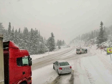 Antalya-Konya kara yolunda kar yağışı devam ediyor

