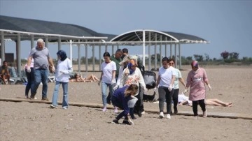 Antalya'da gönüllüler "Dünya Tütünsüz Günü"nde sahilde izmarit topladı