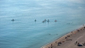 Antalya'da güneşli havayı fırsat bilenler denizde yüzdü