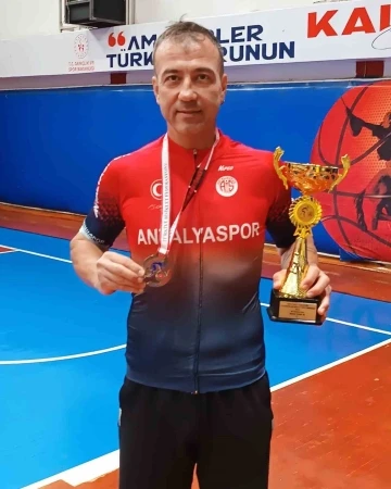 Antalyaspor’un tecrübeli pedalı Bolu’da Türkiye Şampiyonu oldu
