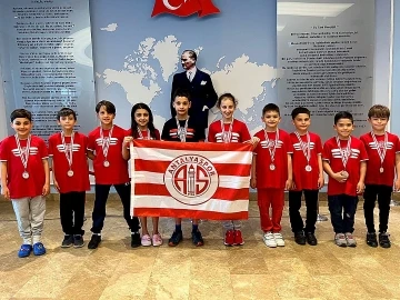 Antalyasporlu küçük  kulaçlar 23 Nisan’da coştu
