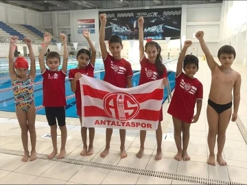 Antalyasporlu minik yüzücülerin başarısı 