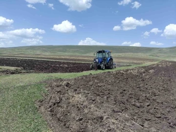 Ardahan’da ata tohumu buğday ve arpa tohumları toprakla buluşturuluyor
