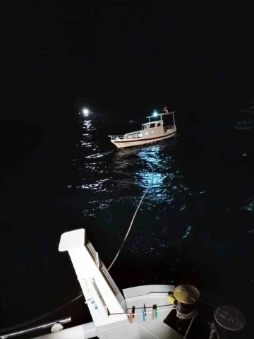 Arızalanan ve içinde 3 kişinin bulunduğu tekneyi Kıyı Emniyet ekipleri kurtardı
