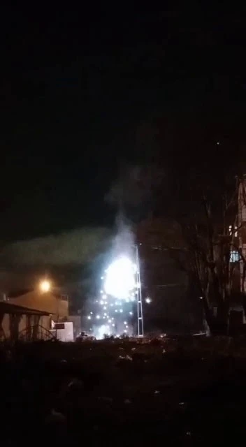 Arnavutköy’de bomba gibi patlayan elektrik telleri geceyi aydınlattı
