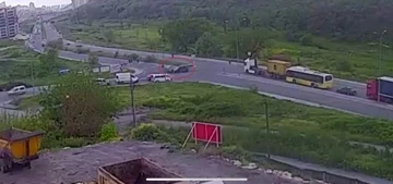Arnavutköy’de iki otomobilin çarpıştığı kaza kamerada

