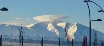 Artos Dağı’nın zirvesinde mercek bulutu oluştu
